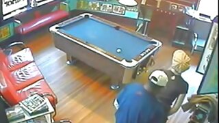 Blauzdinė gražuolė mėgsta sunkiai gręžti su pakabinta smeigtuku