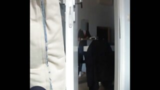 Busty poseserė yra apsėsta to didžiulio kaulo